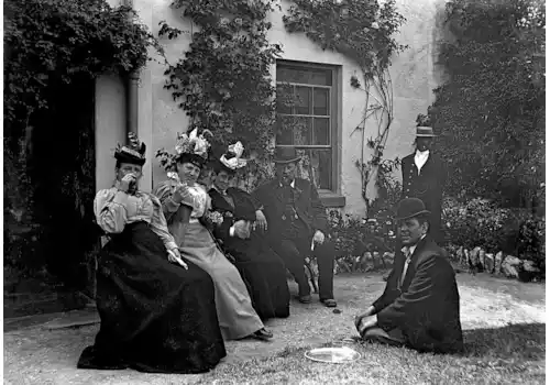 1280px-Family_group_photo,_South_Devon,_late_19th_century-17101.jpg 1280px-Family_group_photo,_South_Devon,_late_19th_century-17101.jpg