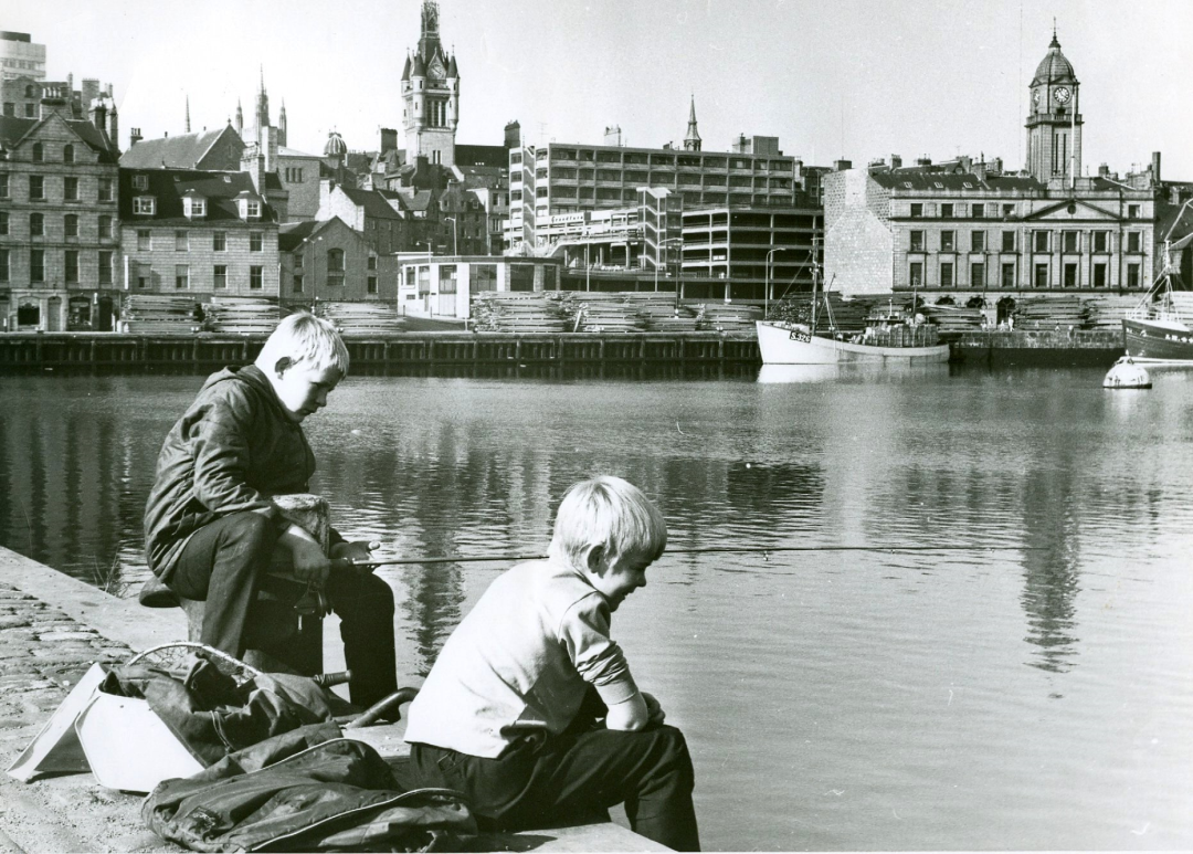 Boys-Fishing-at-Aberdeen-Harbour-39505.jpg