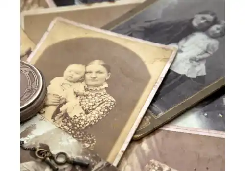 Maiden name - image of mother with child Maiden name - image of mother with child