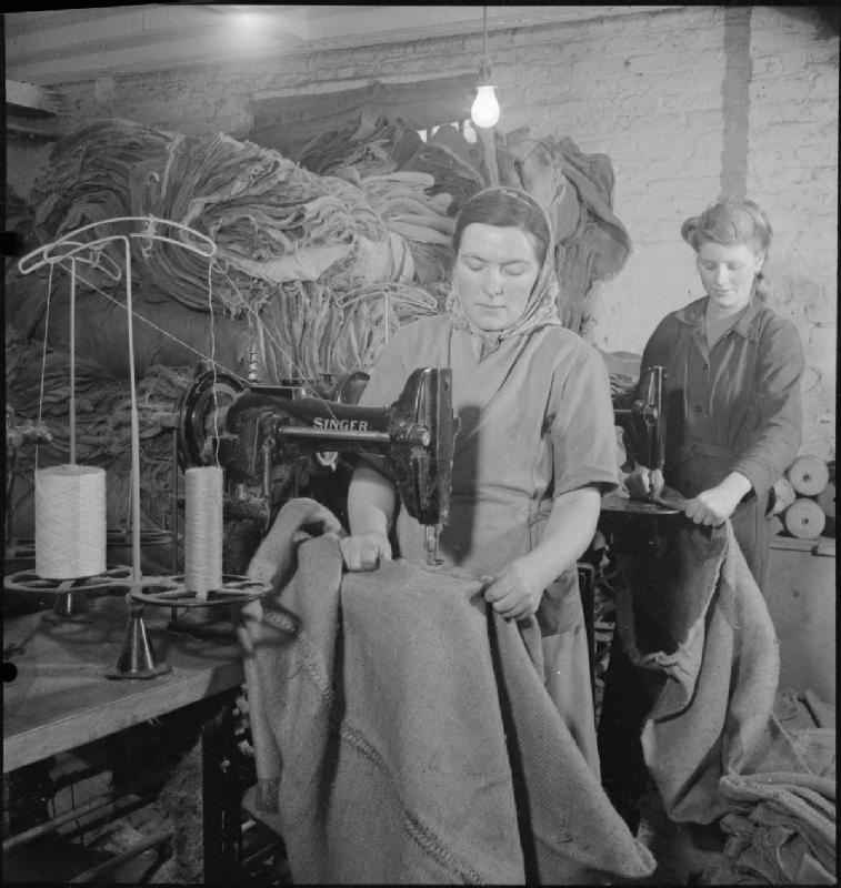 New_Sacks_For_Old-_Salvage_in_Wartime_Britain,_1943_D16868-60681.jpg