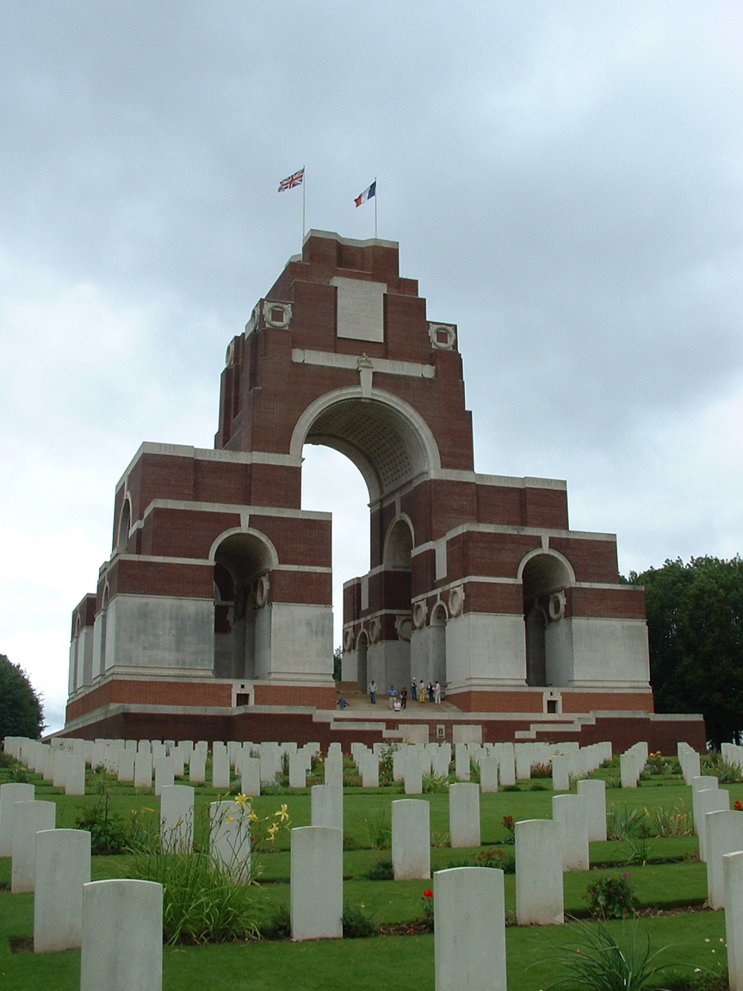 Thiepval_Memorial_to_the_missing-82569.jpg
