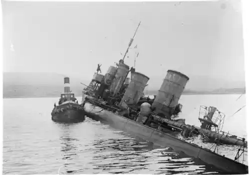 Tug_alongside-73682.jpg Tug_alongside-73682.jpg