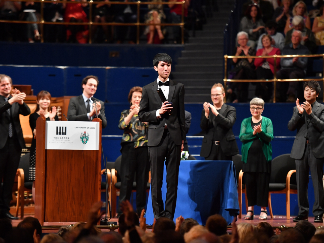 4Eric-Lu-receives-First-Prize-at-the-Leeds-International-Piano-Competition-Final-2018-(c)-Simon-Wi-89228.jpg