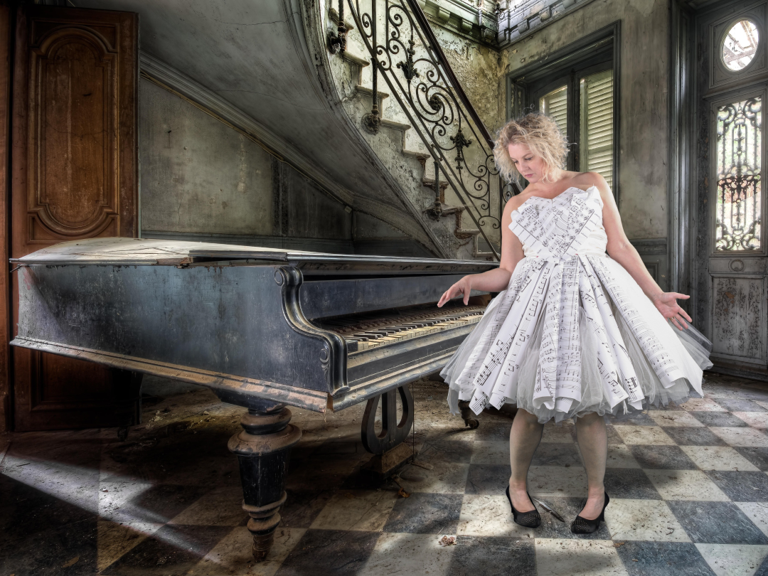 4x3-Wendy-by-abandoned-piano-in-paper-dress-(1)-75157.jpg