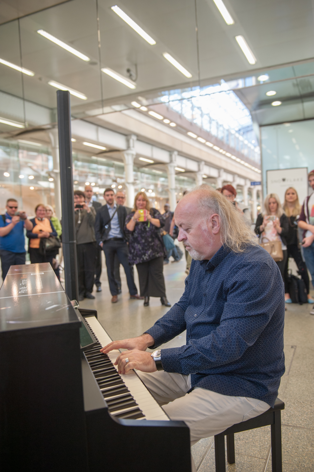 Comedian-Bill-Bailey-surprises-commuters-with-an-impromptu-performance-o...-(3)-69756.jpg