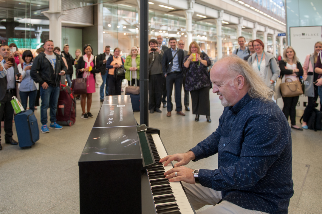Comedian-Bill-Bailey-surprises-commuters-with-an-impromptu-performance-o...-(4)-67897.jpg