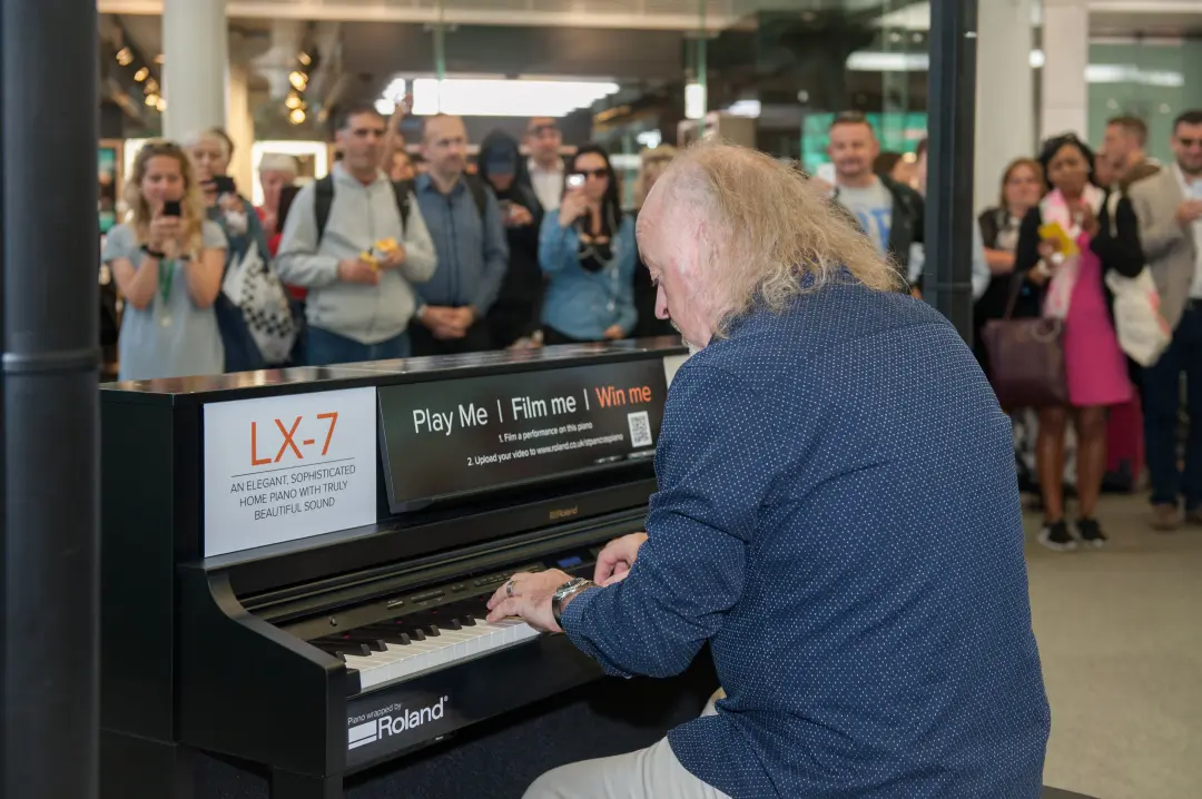 Comedian-Bill-Bailey-surprises-commuters-with-an-impromptu-performance-o...-71756.jpg Comedian-Bill-Bailey-surprises-commuters-with-an-impromptu-performance-o...-71756.jpg