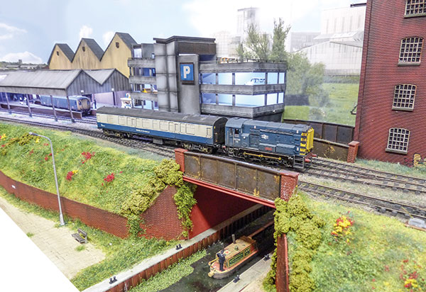 Stylson Park in OO gauge World Of Railways